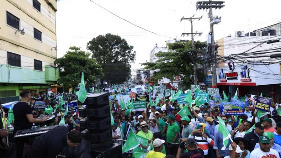 La Fuerza del Pueblo marcha por barrios del DN al ritmo de "esto no lo aguanta nadie"