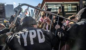 Varios manifestantes arrestados por bloquear el paso a agentes migratorios en Nueva York