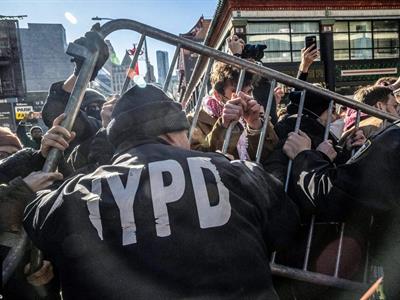 Manifestantes arrestados por bloquear paso a agentes de ICE en NY