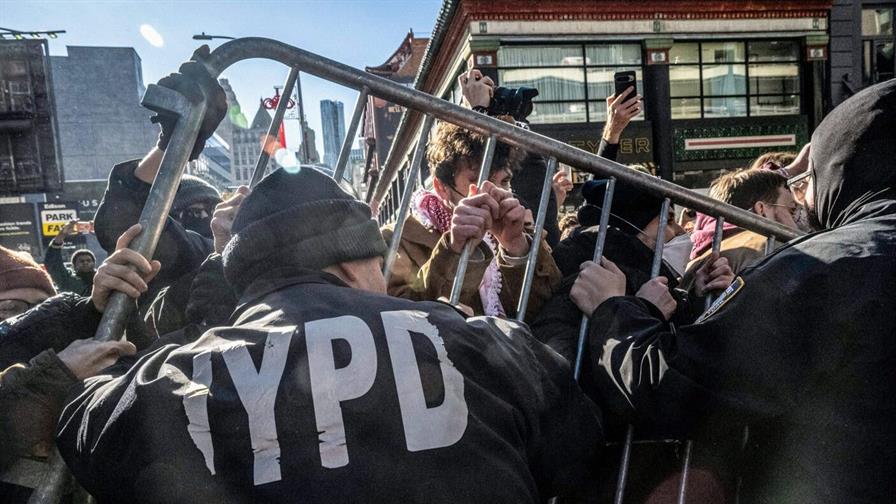 Varios manifestantes arrestados por bloquear el paso a agentes migratorios en Nueva York