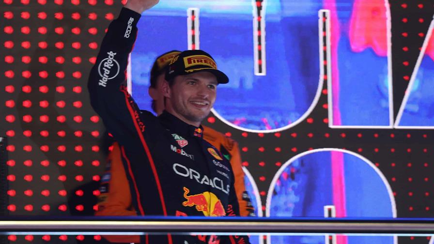 Verstappen pone patas arriba el Mundial y Sainz araña un épico podio