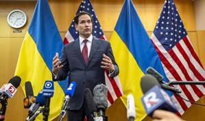 Ucrania negocia en EE. UU. bajo fuerte presión militar y política