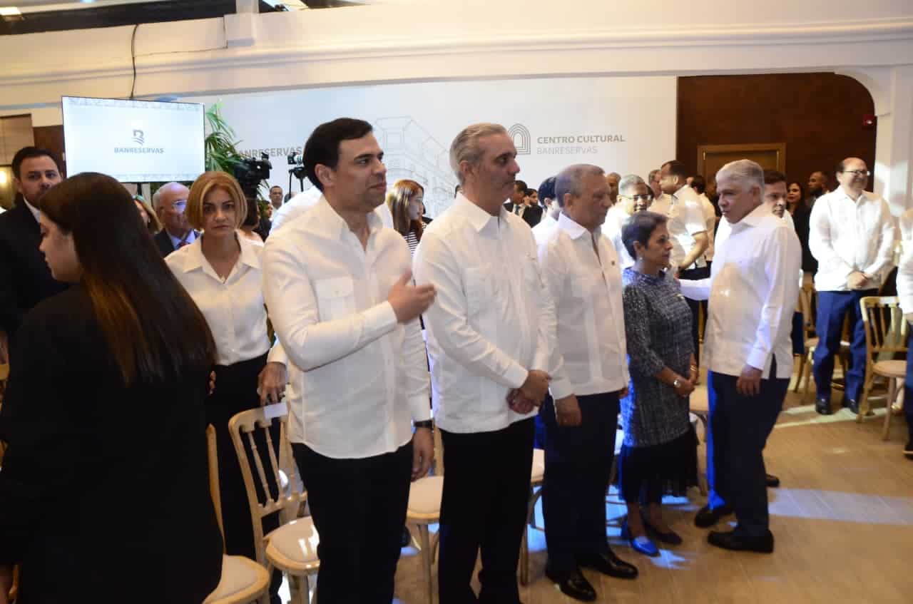 Autoridades participan en inauguración. 