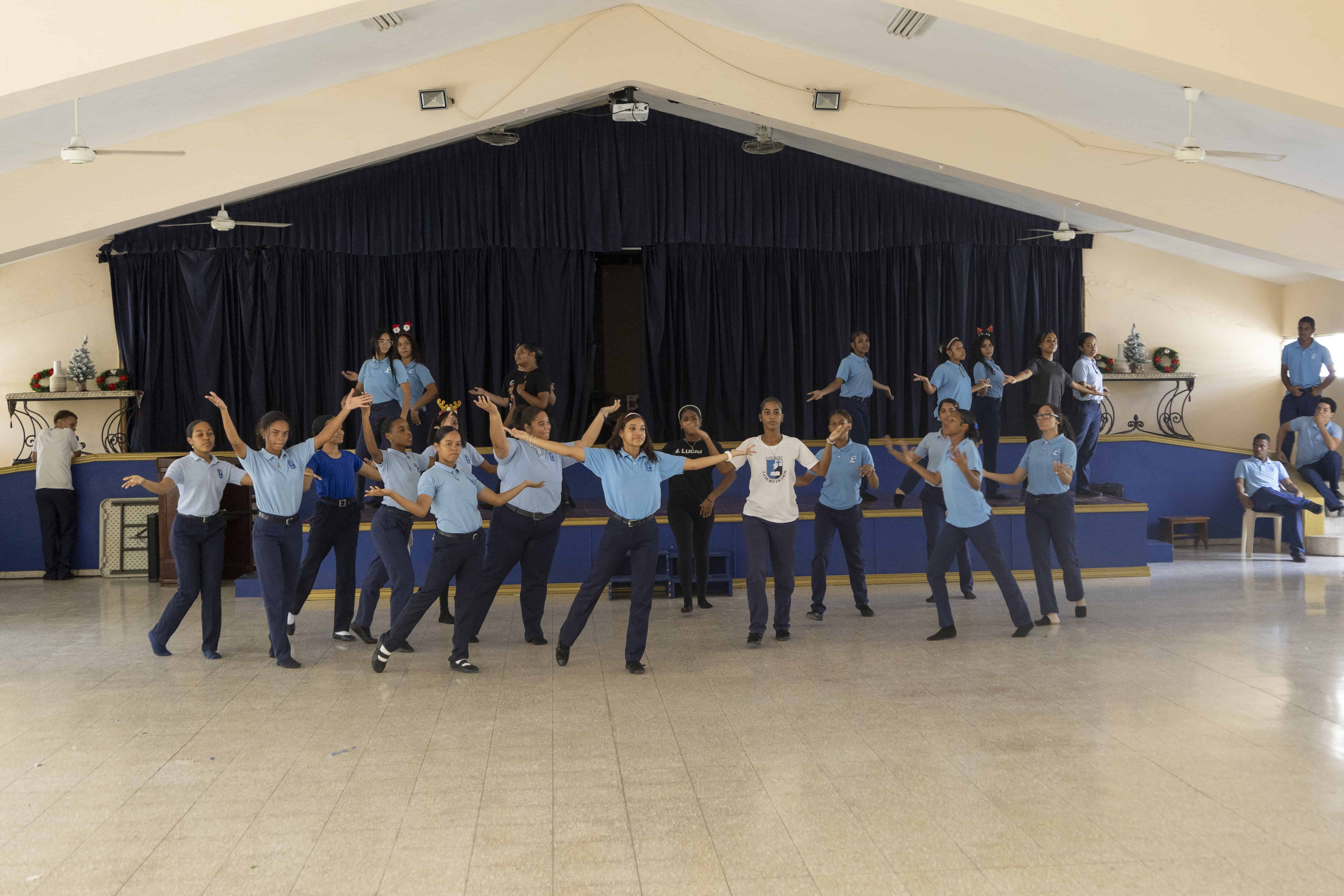 Jóvenes estudiantes de danza.