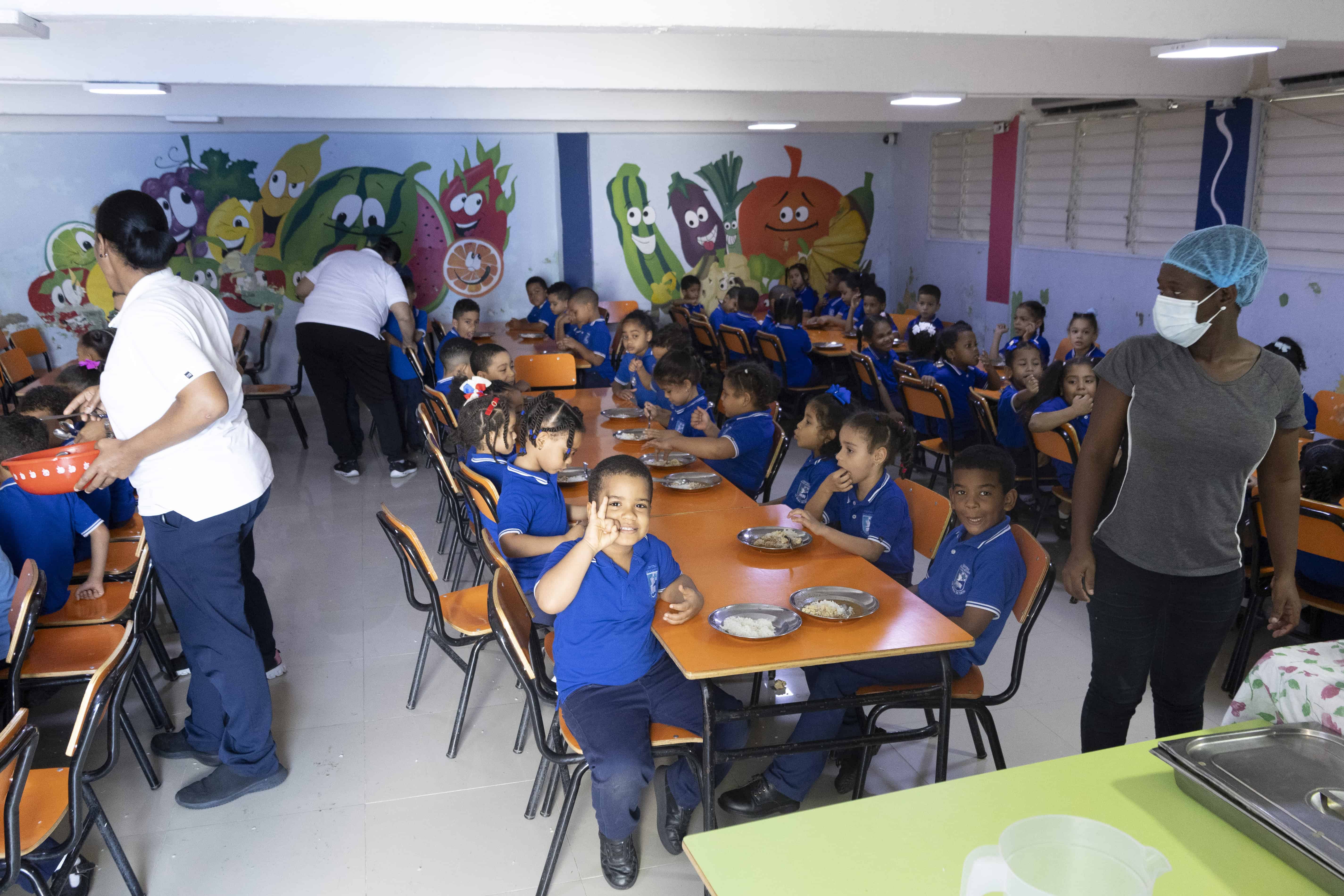 Niños de primaria mientras almorzaban.