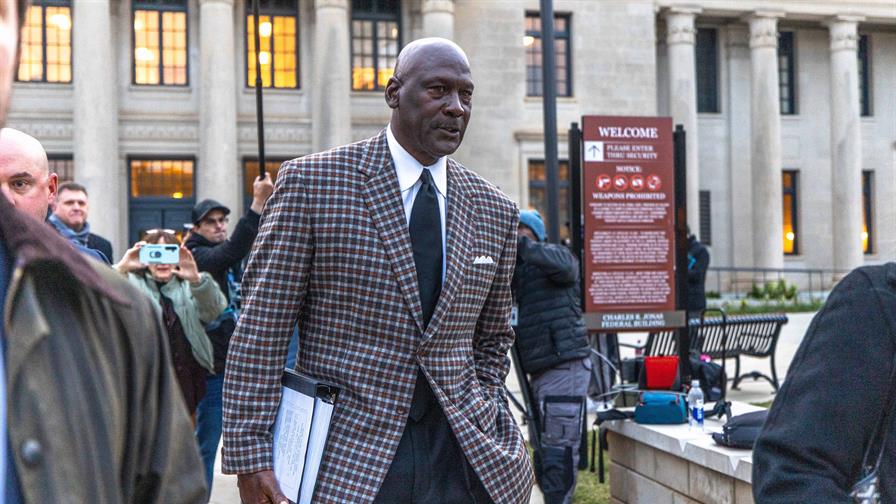 Michael Jordan comparece ante el tribunal al inicio del juicio antimonopolio contra NASCAR