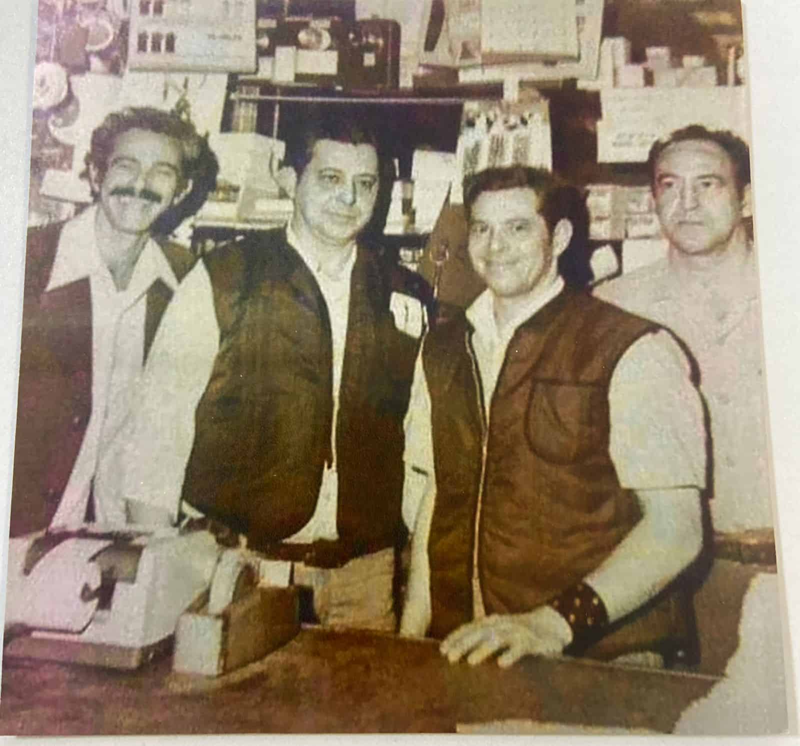 Angelo, Delso, Mario y Régulo Corona en la ferretería.