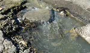 Vecinos denuncian que trabajos del monorriel rompieron tubería cloacal en la avenida Yapur Dumit