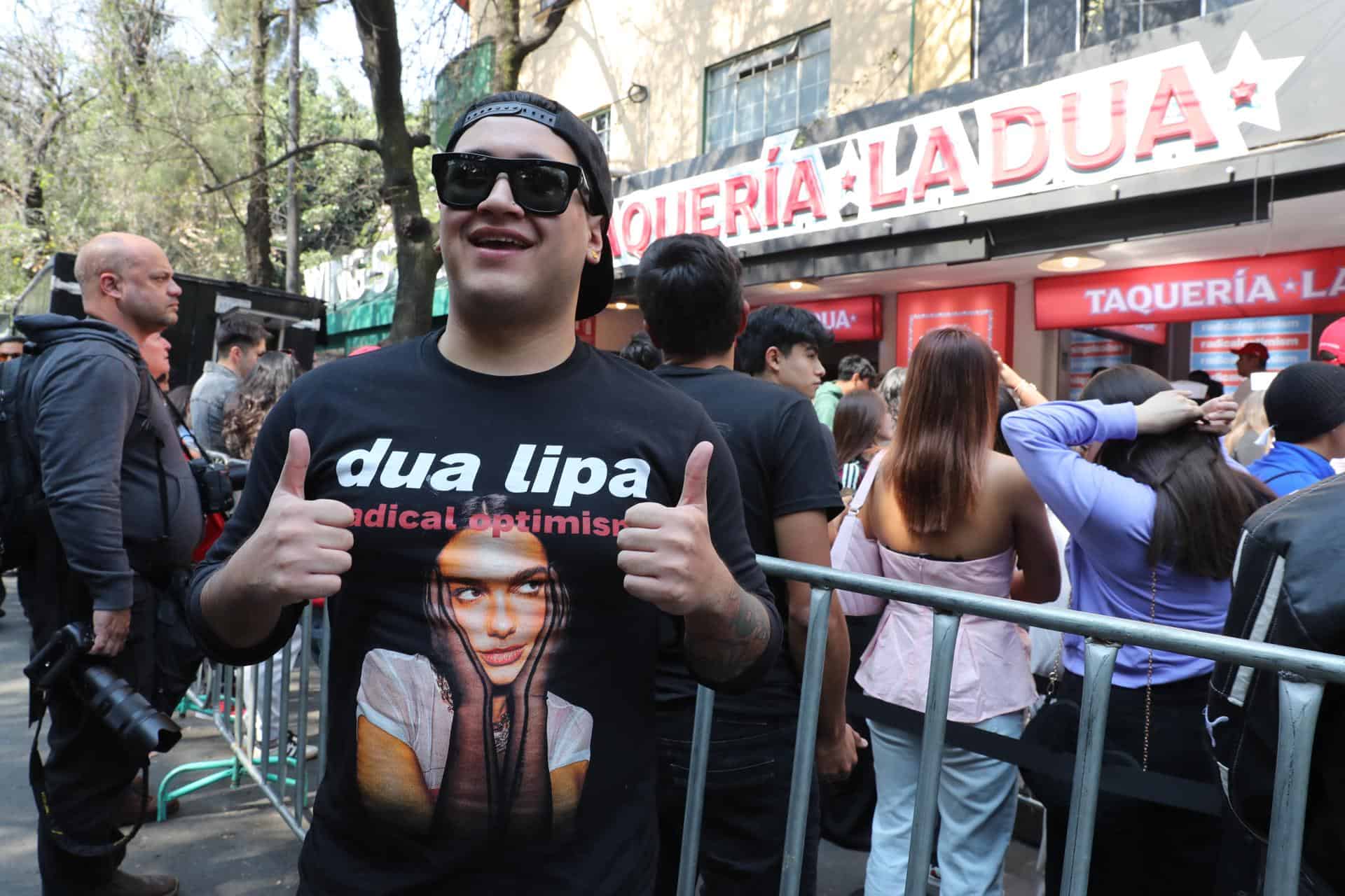 Público haciendo fila para ingresar a la taquería "La Dua" en Ciudad de México, la propuesta gastronómica creada por Dua Lipa durante el cierre de su Radical Optimism Tour 2025.<br>