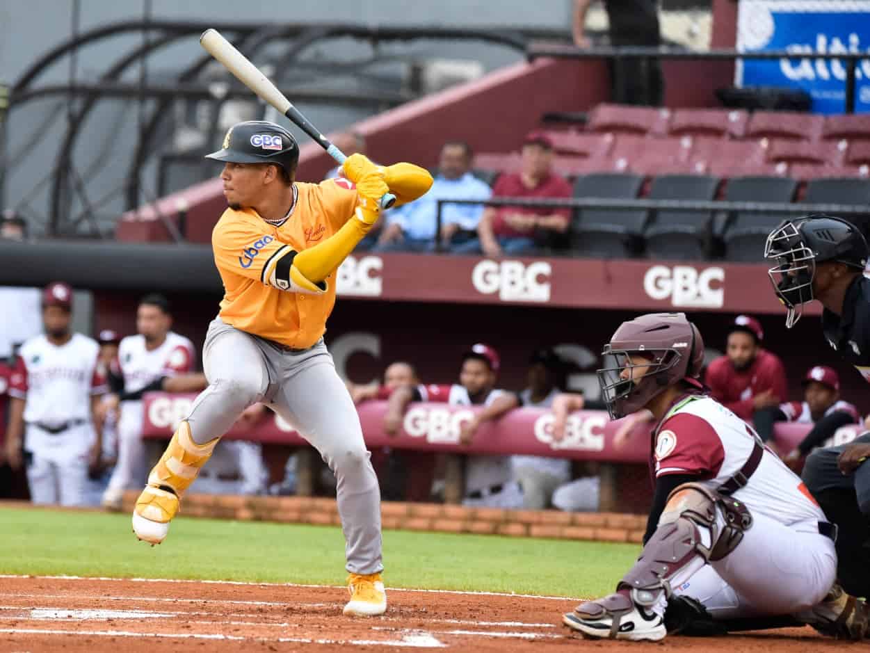 El infielder de las Águilas Cibaeñas, Ángel Genao, es uno de los más aclamados en el estadio Cibao. Sale a demostrar de qué está hecho al ritmo de Te llenaste de El Alfa, El Fother y Yomel El Meloso.