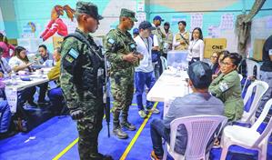 Hondureños cuentan los votos tras las elecciones