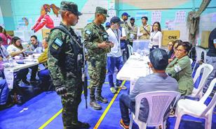 Hondureños cuentan los votos tras las elecciones