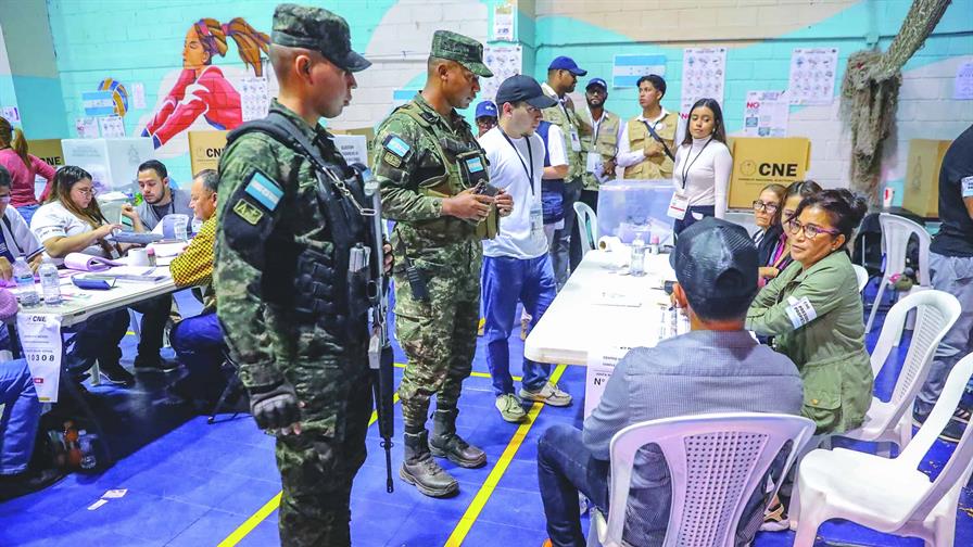 Hondureños cuentan los votos tras las elecciones Hondureños cuentan los votos tras las elecciones