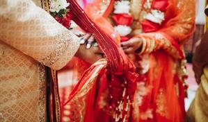 Una mujer se casa con el cuerpo de su novio, asesinado por su casta, en la India