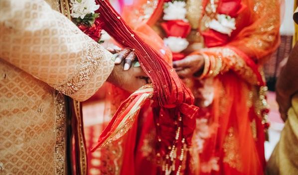 Una mujer se casa con el cuerpo de su novio, asesinado por su casta, en la India