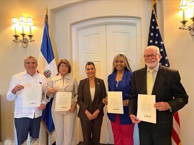 Leah Francis Campos se reunió con organizaciones dominicanas