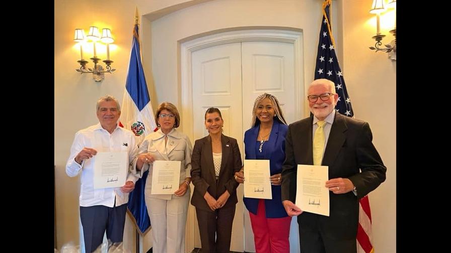 Leah Francis Campos se reunió con diversas organizaciones de la sociedad civil dominicana Leah Francis Campos se reunió con diversas organizaciones de la sociedad civil dominicana