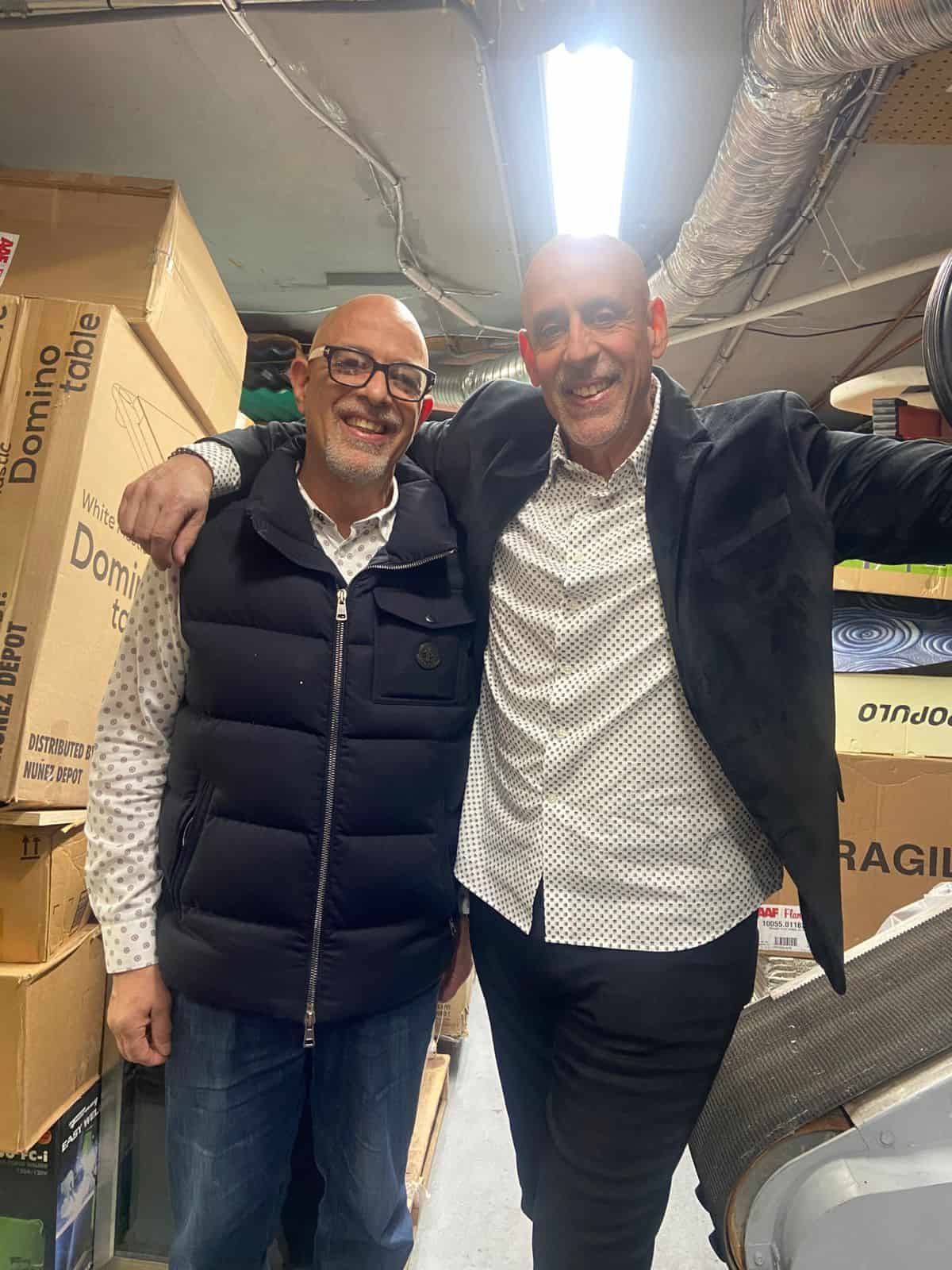 Nick y David Corona en la ferretería