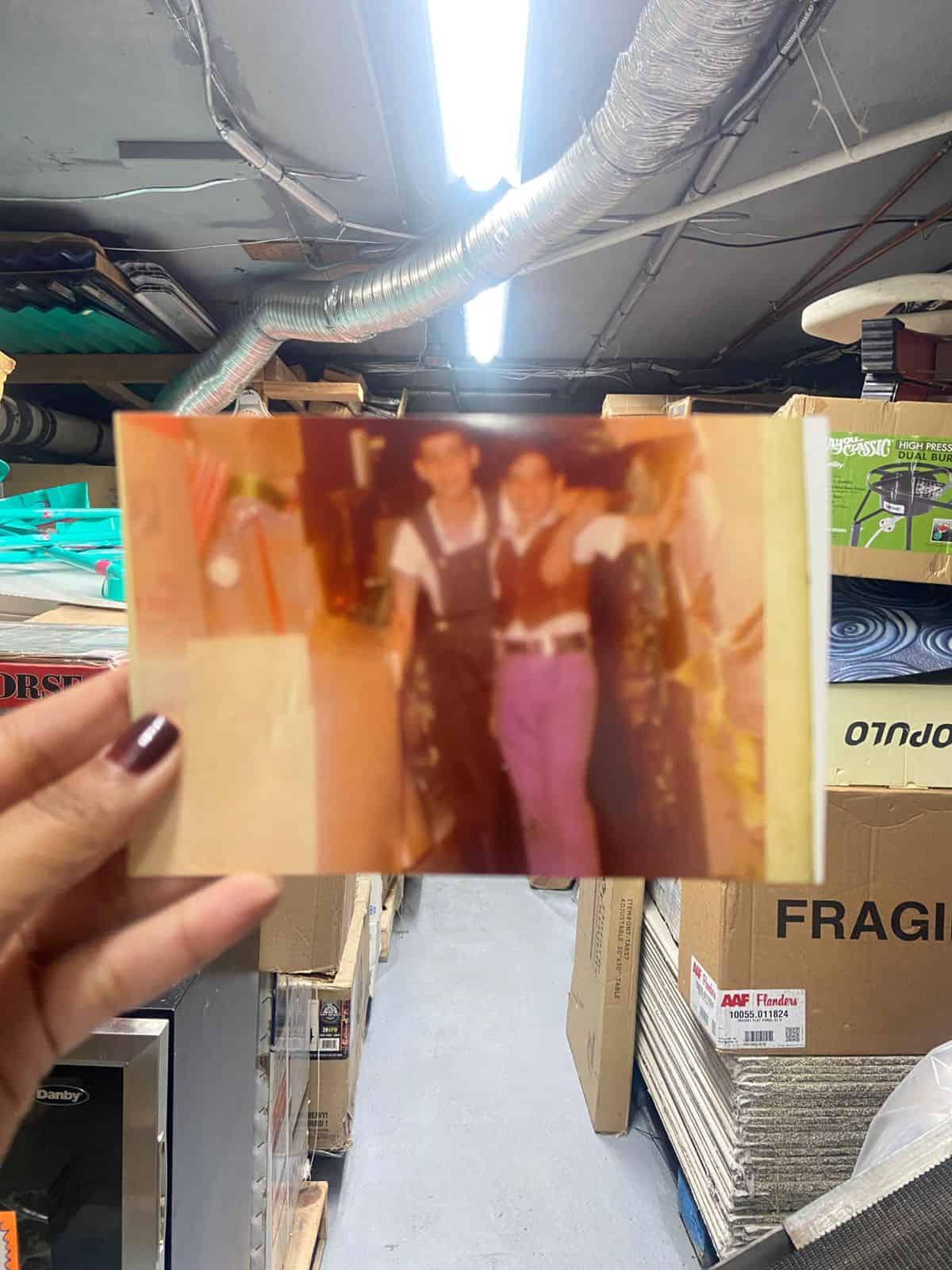 Nick y David Corona en la ferretería