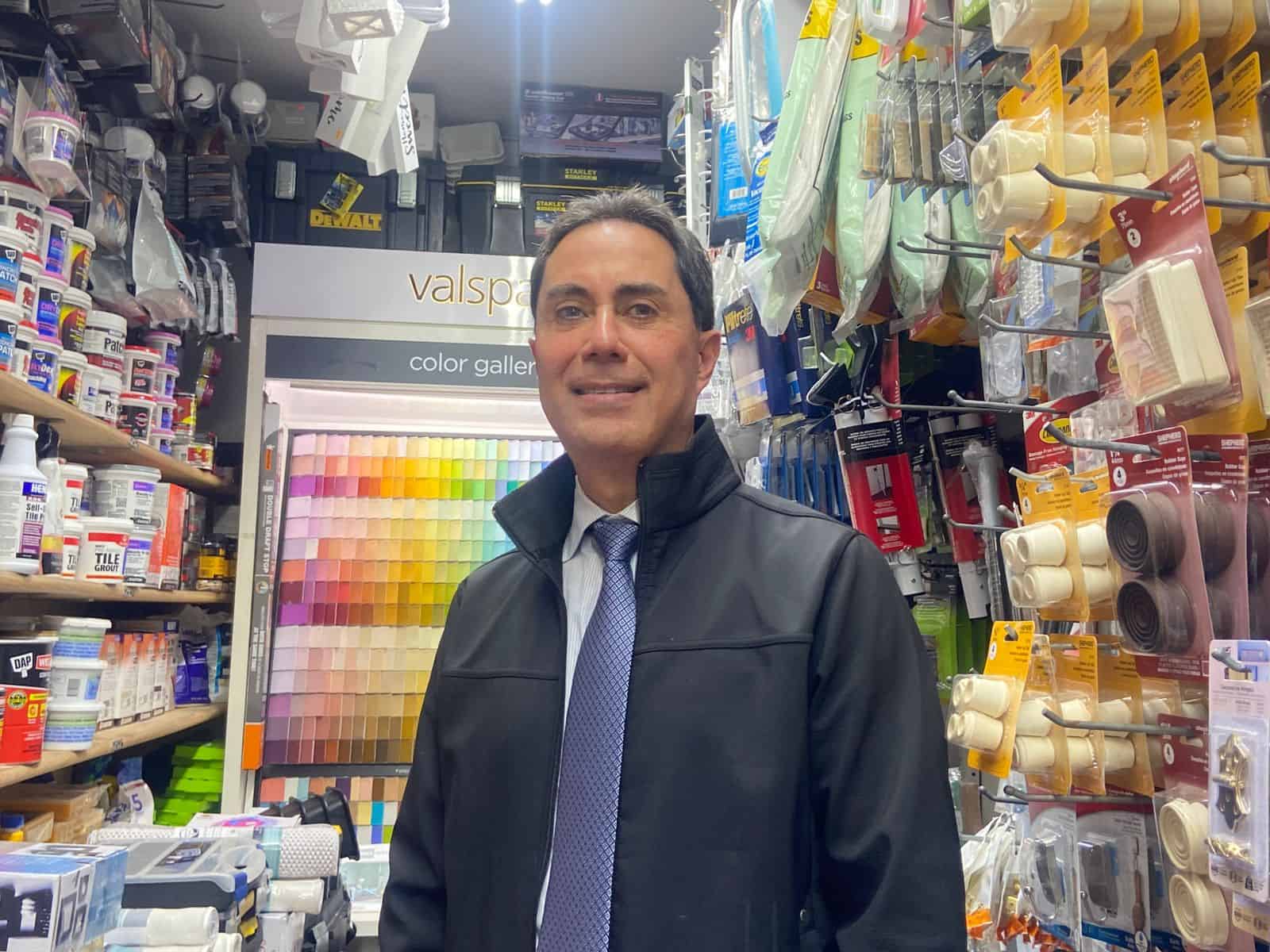 Rodolfo (Rudy) Corona, en la ferretería
