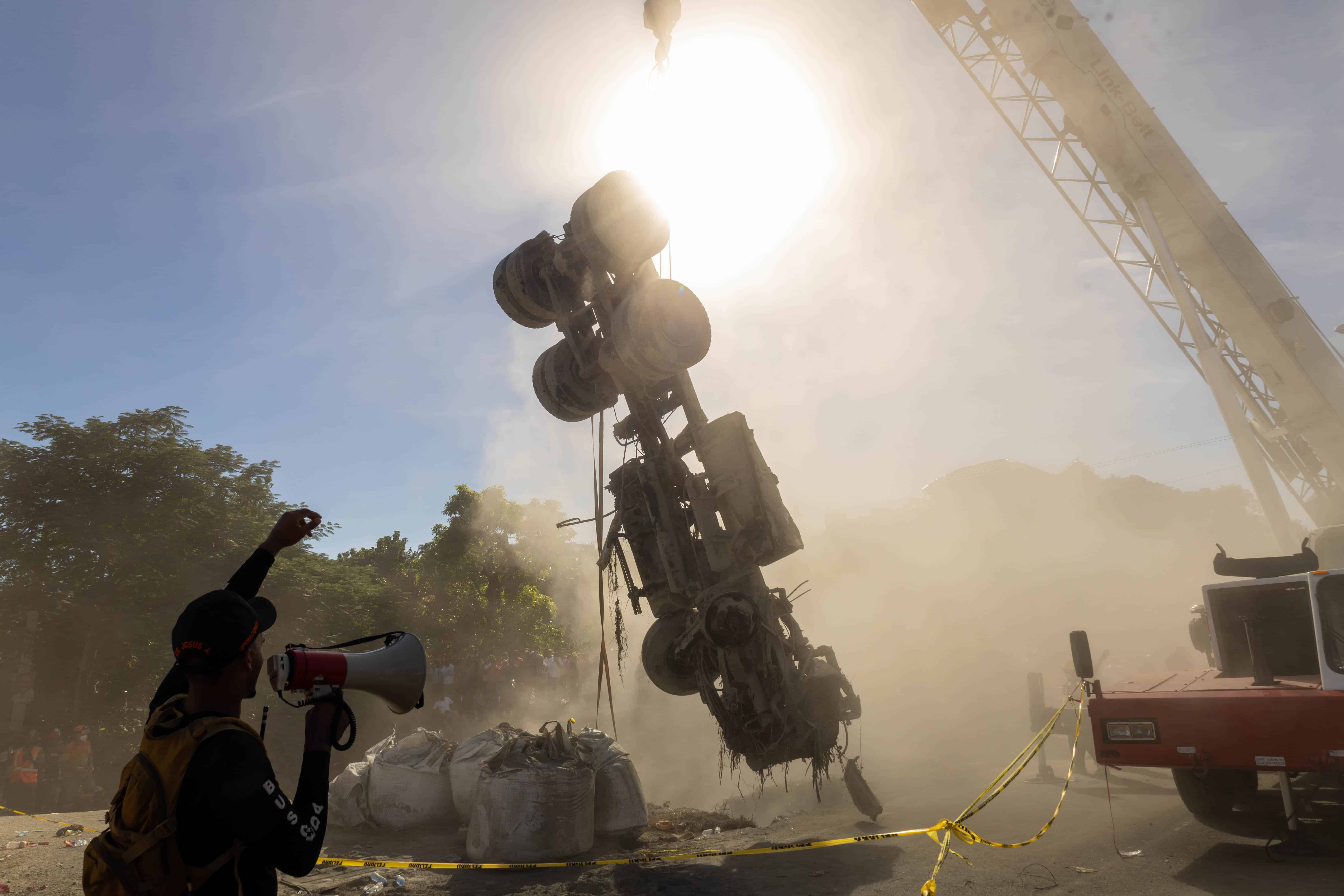 Momento cuando fue rescatada parte de la patana que chocó al autobús el 29 de noviembre de 2023. 