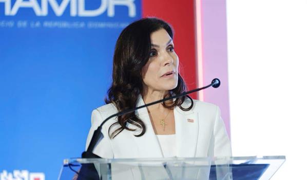 Un giro en el enfoque: señales políticas y económicas en el discurso de la embajadora Campos