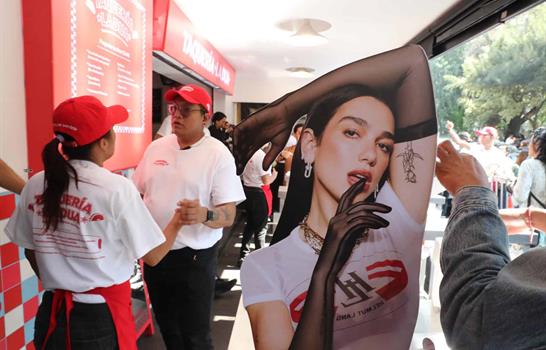 Dua Lipa fusiona su imagen con el taco mexicano para el cierre de Radical Optimism Tour