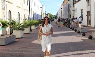 Embajadora de EE. UU. en RD recorre la Zona Colonial y destaca cultura dominicana