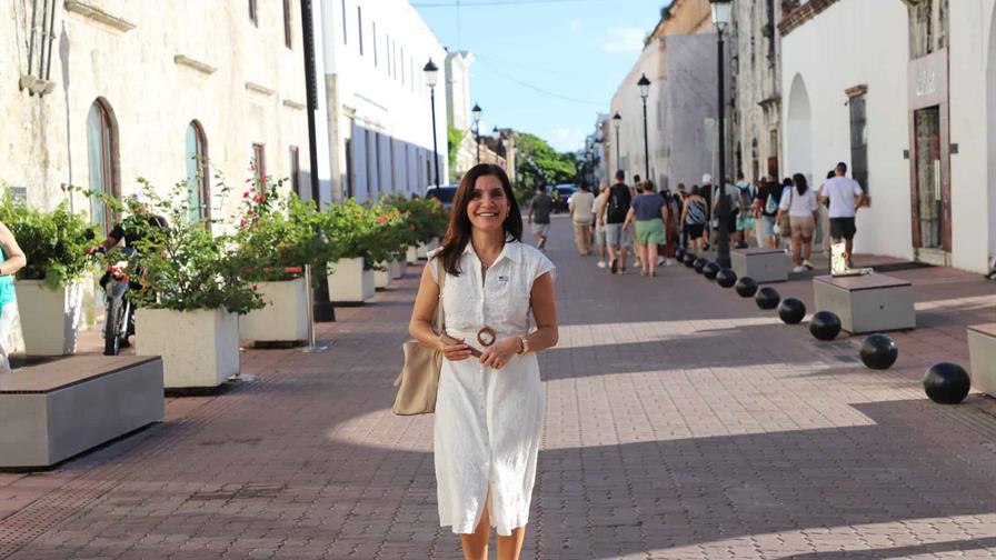 Embajadora de EE. UU. en RD recorre la Zona Colonial y destaca cultura dominicana