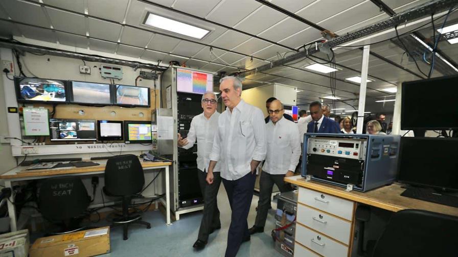 Abinader visita buque RRS James Cook y conoce proyecto para proteger recursos marinos del país