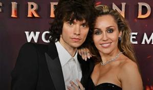Miley Cyrus confirma su compromiso con Maxx Morando tras cuatro años de relación