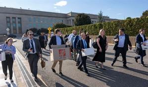 Los nuevos medios ocupan la sala de prensa del Pentágono tras retirada de corresponsales