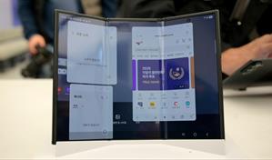 Samsung lanza su primer teléfono plegable triple