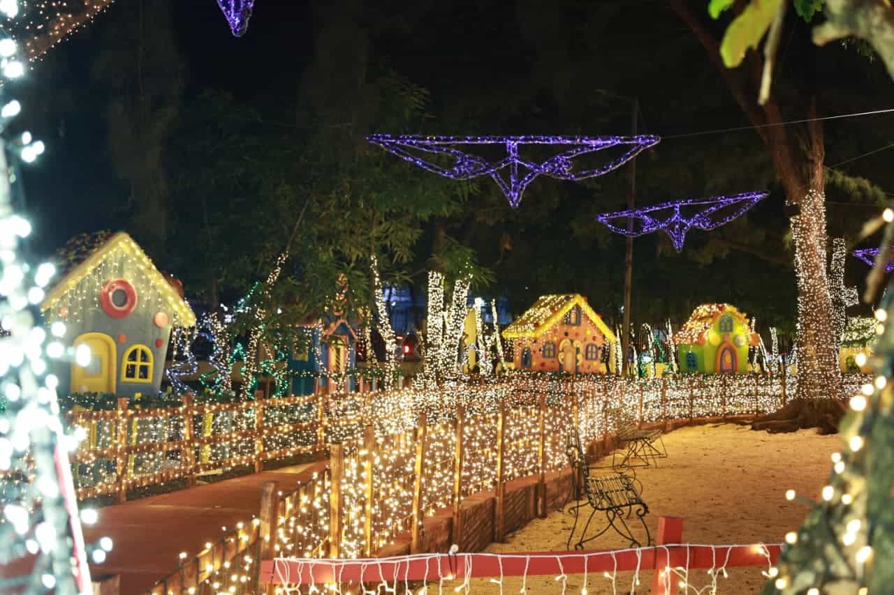 Un camino de Villa Navidad 2025 en los jardines del Palacio de los Deportes.