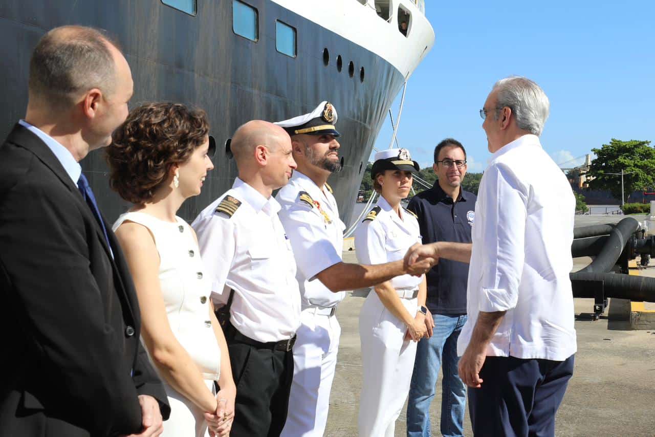 El presidente Luis Abinader es recibido por el equipo científico y diplomático a su llegada al buque RRS James Cook en el Puerto de Santo Domingo