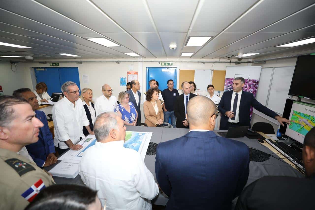 El presidente Luis Abinader  (centro) recibe explicaciones sobre la operación del buque durante su visita al Puente de Mando