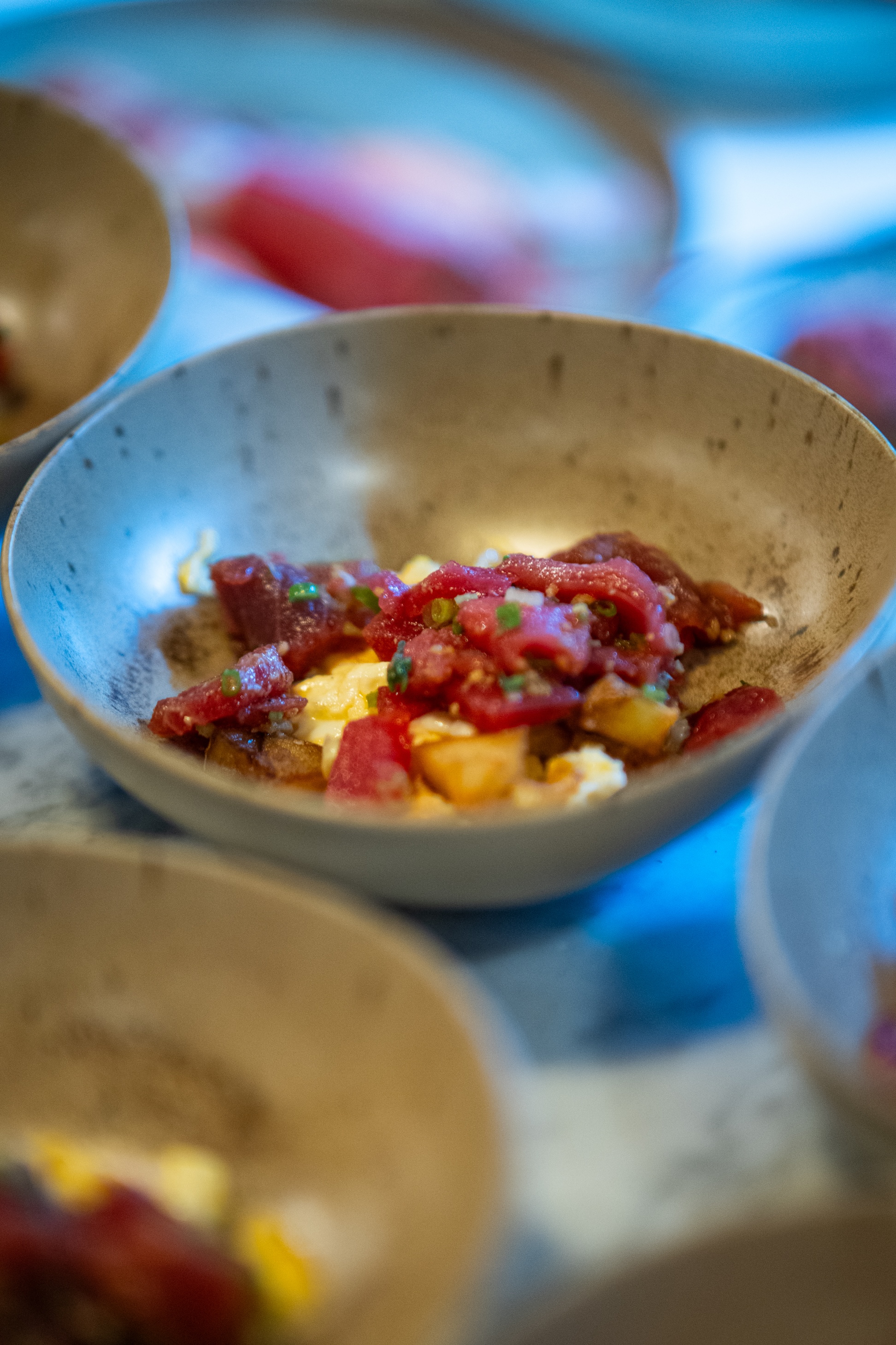Atún picante con huevos rotos del chef Ricardo Sanz.
