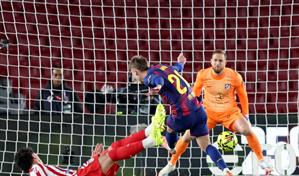 El Barcelona remonta ante el Atlético y se afianza en el liderato
