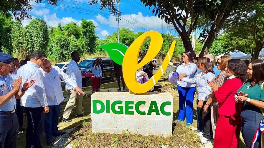 Digecac entrega remozado el Triángulo Verde en la avenida Hípica Digecac entrega remozado el Triángulo Verde en la avenida Hípica