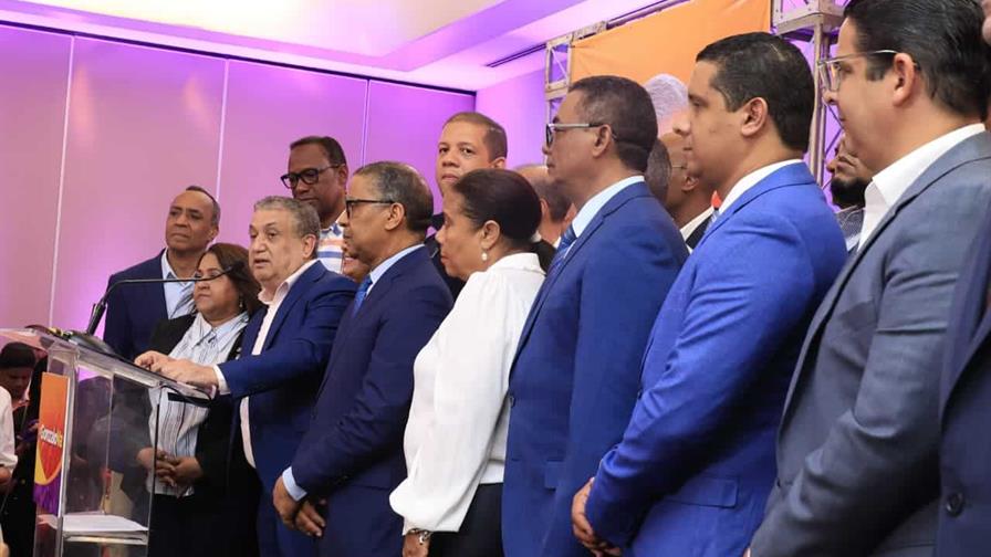 Dirigentes del PLD anuncian apoyo a Gonzalo Castillo rumbo al próximo torneo electoral Dirigentes del PLD anuncian apoyo a Gonzalo Castillo rumbo al próximo torneo electoral