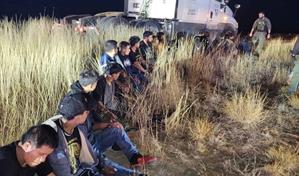 Hallan a 23 migrantes escondidos en la cabina de descanso de un camión en Texas