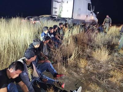 Hallan a migrantes escondidos en cabina de un camión en Texas