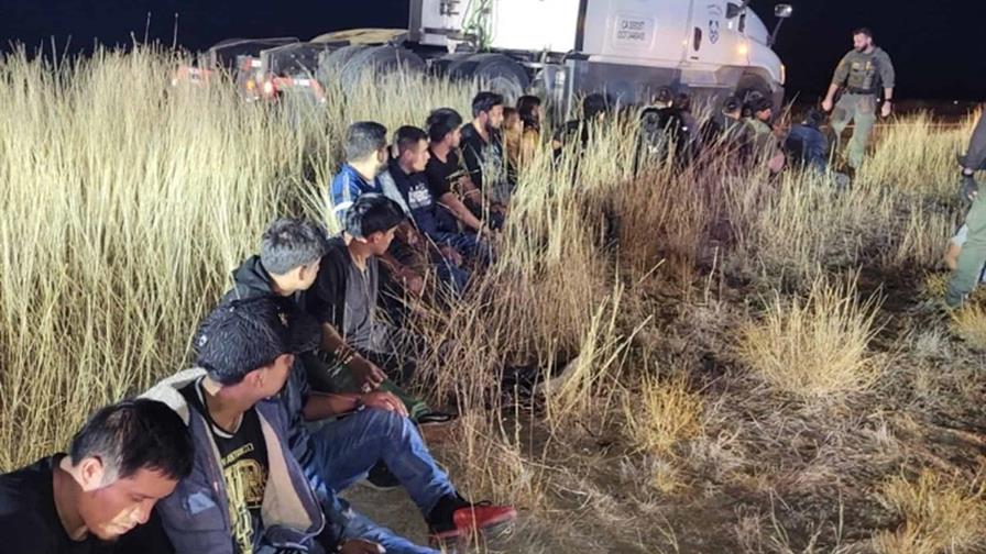 Hallan a 23 migrantes escondidos en la cabina de descanso de un camión en Texas Hallan a 23 migrantes escondidos en la cabina de descanso de un camión en Texas