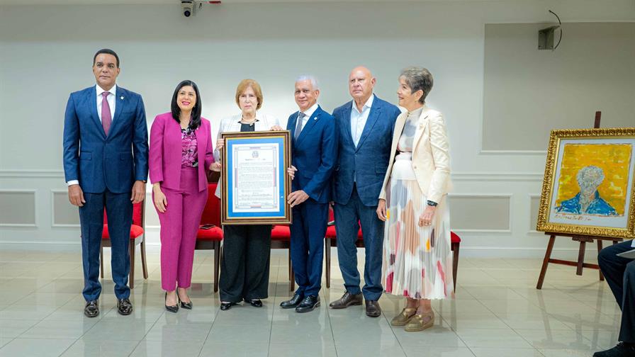 El Senado de la República Dominicana rinde homenaje a José Cestero y a Carmen Heredia