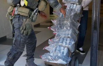 Incautan 114 paquetes de drogas en las costas de Baní; buscan a los tripulantes