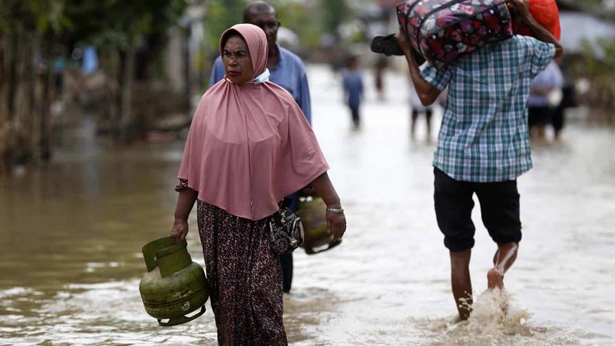Indonesia supera los 800 muertos por las inundaciones, con más de 600 desaparecidos Indonesia supera los 800 muertos por las inundaciones, con más de 600 desaparecidos