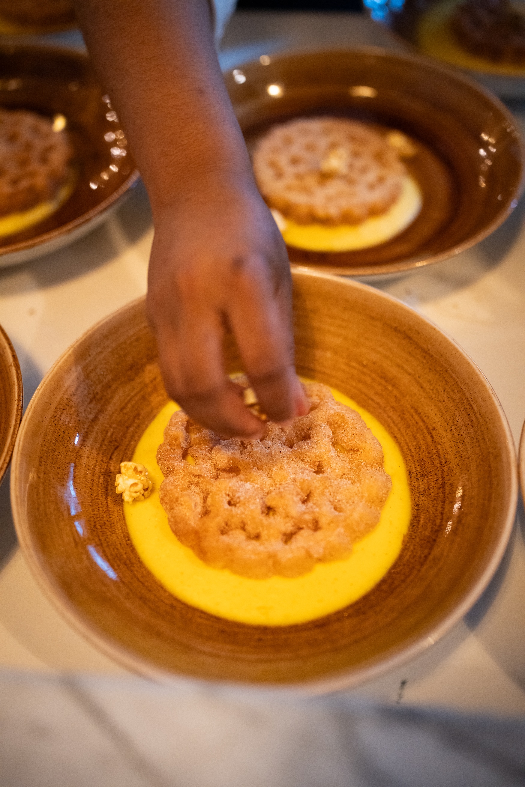 Jericalla de maíz dulce, bun~uelo de viento y palomitas caramelizadas, del chef Israel Estrada.