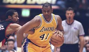 Muere a los 57 años Elden Campbell, ex Lakers que ganó el campeonato con los Pistons