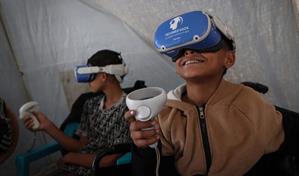 Niños traumatizados por la guerra se alejan de Gaza gracias a la realidad virtual