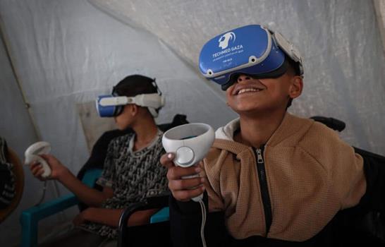 Niños traumatizados por la guerra se alejan de Gaza gracias a la realidad virtual